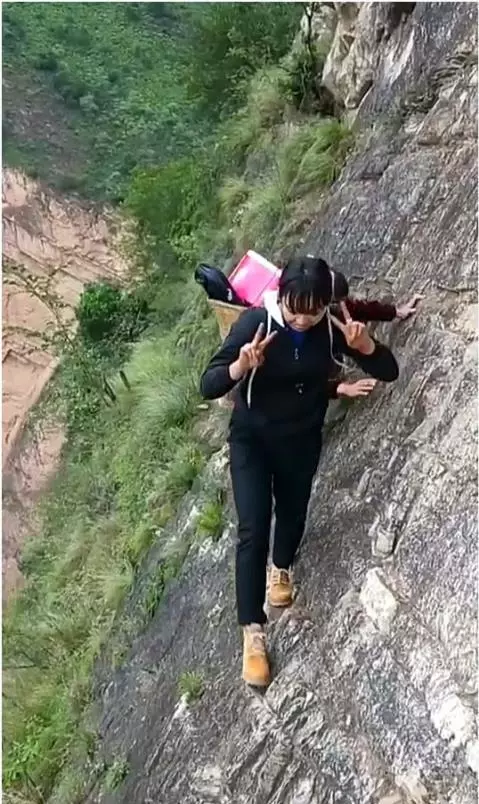 世界上最小的路,夫妻懸崖峭壁行走自如,網友:仔細看那棵樹!