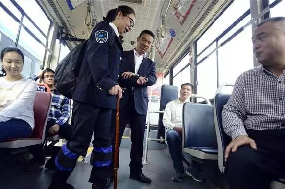阿嬤坐巴士回家,走到半路忽然非要趕司機下車,僵持不下報警,才知阿嬤救了一車人!
