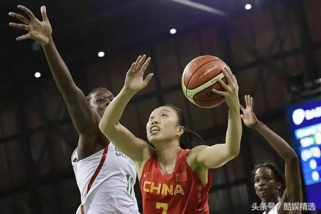 為什麼女排運動員的衣服是緊的,女籃的卻很寬鬆?看完又漲知識了!