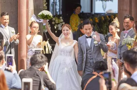 又一對相差22歲老少戀,婚紗也遮不住孕肚,網友:奉子式結婚!