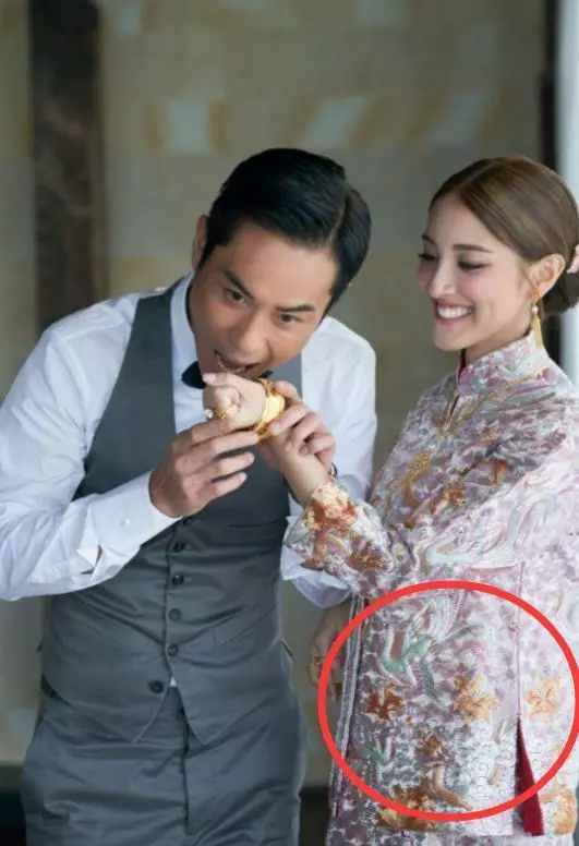 又一對相差22歲老少戀,婚紗也遮不住孕肚,網友:奉子式結婚!