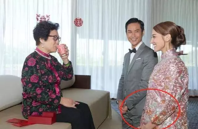 又一對相差22歲老少戀,婚紗也遮不住孕肚,網友:奉子式結婚!