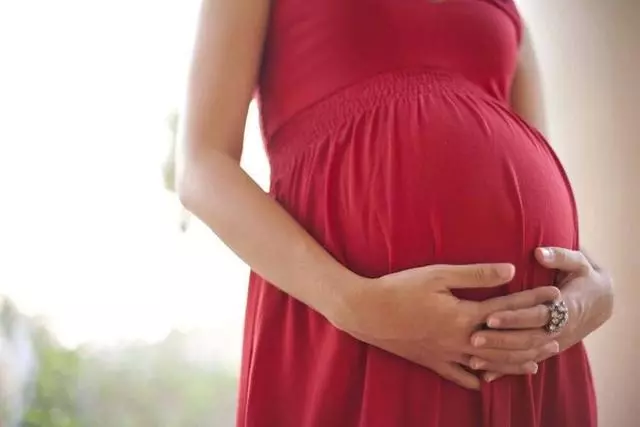 我生女兒婆婆說沒時間來照顧我,半年後老公回老家,我們痛哭流涕