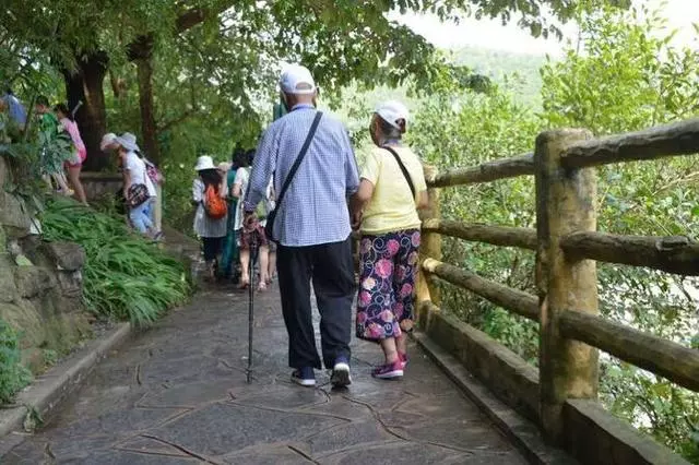 我生女兒婆婆說沒時間來照顧我,半年後老公回老家,我們痛哭流涕
