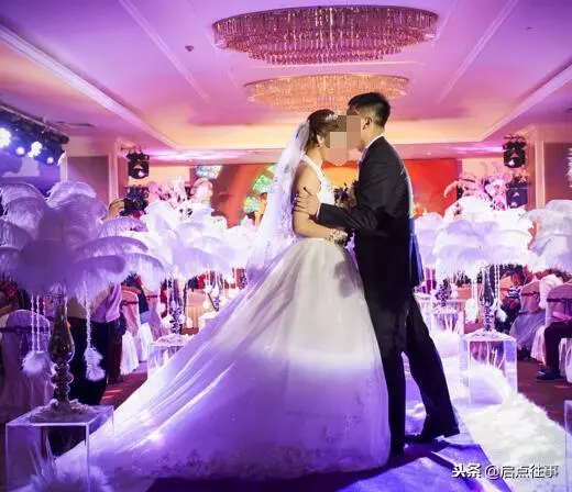 婚禮當天婆婆給大紅包,不小心掉地上,俺撿起來愣神了