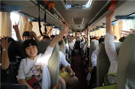 我搬家大姑姐來道賀,車上大姑姐踢了我兒子一腳,我送她八萬