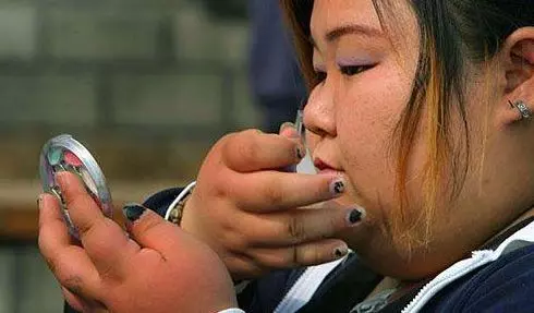 同學聚會,200斤老婆被全班人恥笑,等她脫掉外套後,同學蒙了,所有人改變態度