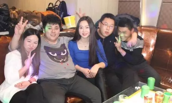 同學聚會,200斤老婆被全班人恥笑,等她脫掉外套後,同學蒙了,所有人改變態度