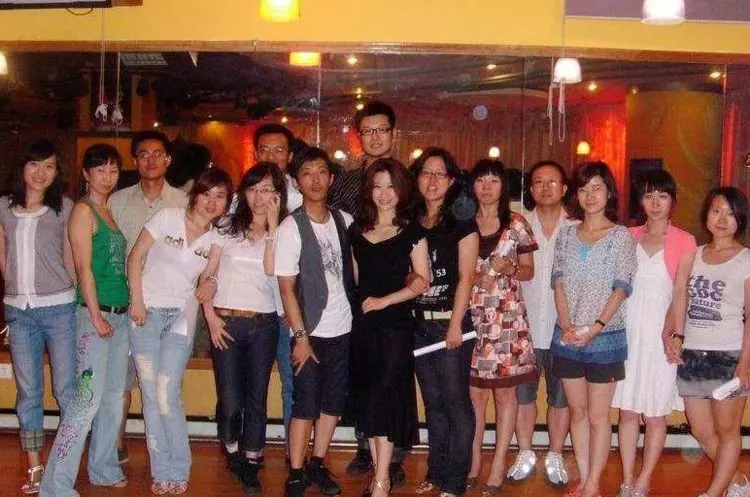 同學聚會,200斤老婆被全班人恥笑,等她脫掉外套後,同學蒙了,所有人改變態度