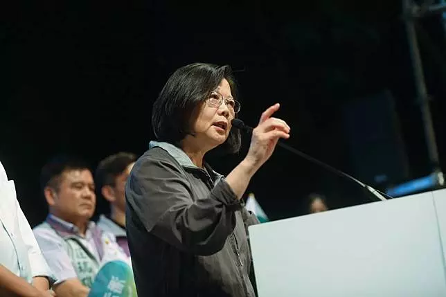 苦苓再發文暗酸!點名「新的救世主」 小英躺著也中槍