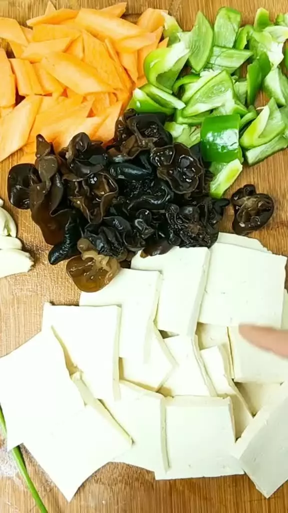 美味家常豆腐,滑溜軟嫩豆香味美,咬一口滿嘴香,缺鮮蔬它來替!