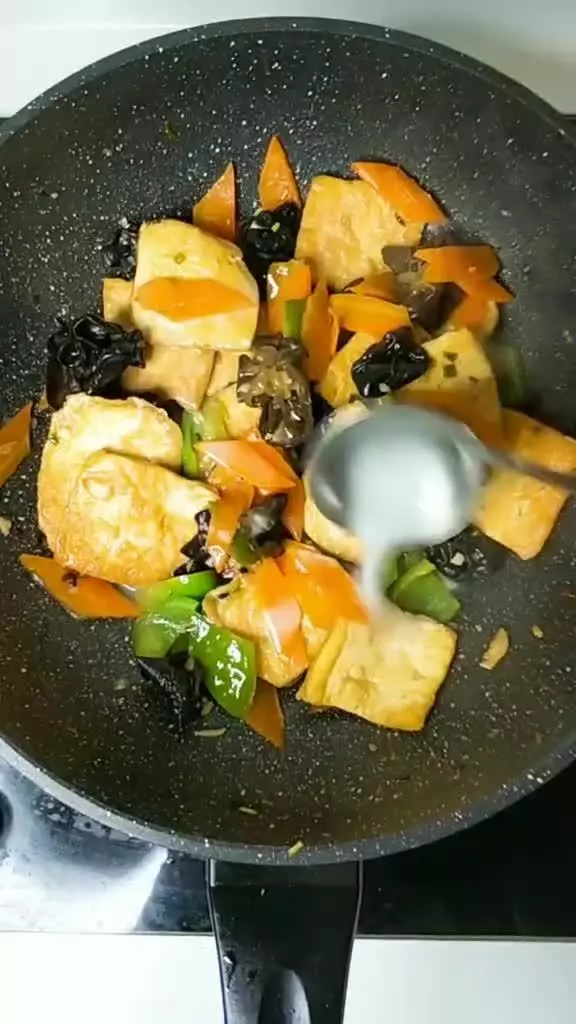 美味家常豆腐,滑溜軟嫩豆香味美,咬一口滿嘴香,缺鮮蔬它來替!