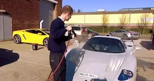 世界上最會洗車的人一次要價24萬,想請他洗車,請先排半年!