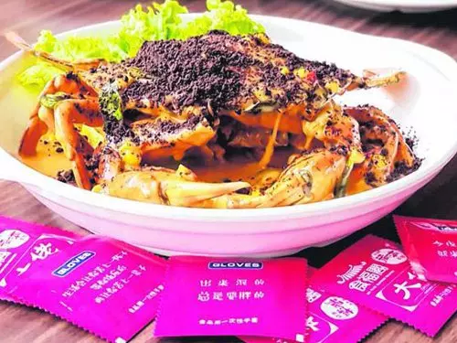 餐館新招吸客 戴套吃螃蟹