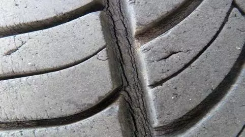 出現這三種情況你的摩托車該換輪胎了
