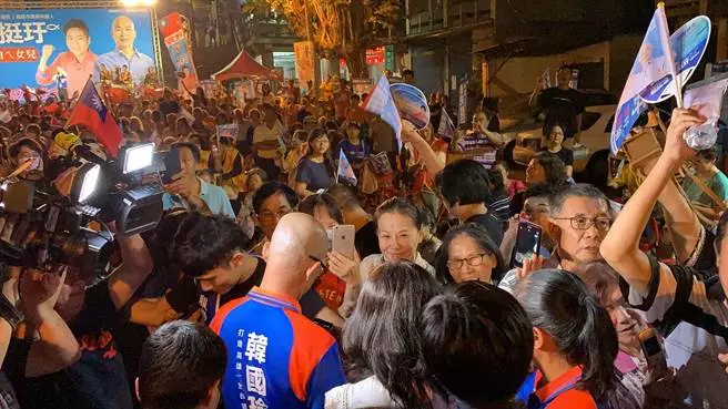 李佳芬直搗深綠票倉,民眾瘋狂簇擁