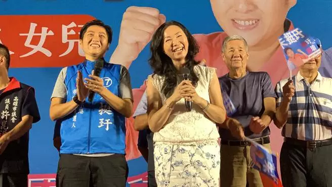 李佳芬直搗深綠票倉,民眾瘋狂簇擁