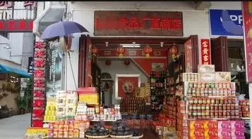 丈夫心煩想抽菸,妻子貼心下樓買,店員一句貼心之言,她含淚離婚