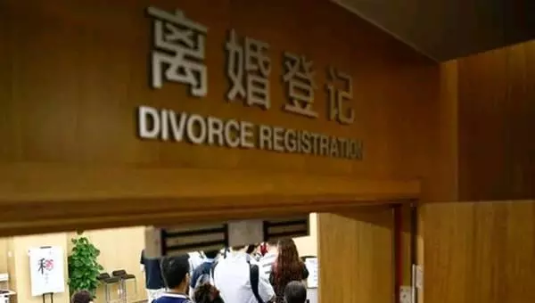 丈夫心煩想抽菸,妻子貼心下樓買,店員一句貼心之言,她含淚離婚