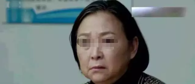 月子裡妻子十包衛生巾都不夠用,丈夫起疑查看監控,親手抓走母親