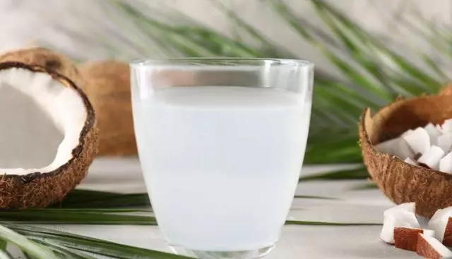 天然的椰子汁是無色透明的,為什麼市場上的椰汁卻是乳白色的呢?