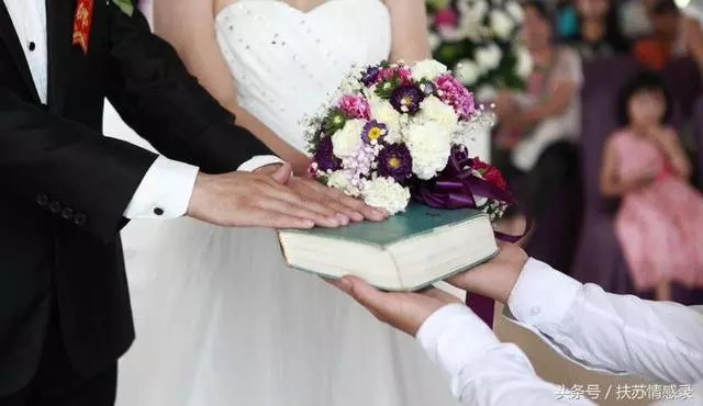 結婚三年俺沒懷孕,老公留張卡就拋棄俺,十年後取錢俺傻住