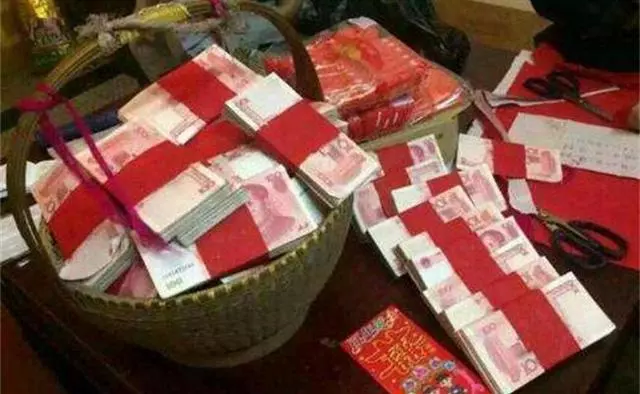 婚前婆婆哭窮,彩禮一分沒要,婚後的意外發現,我想說媳婦們長點心!