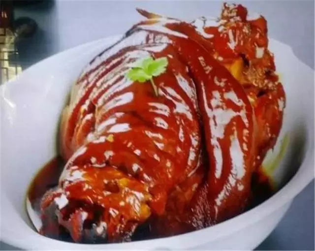 黑皮肘子的做法,簡單易學,味道鮮美,好吃到爆!