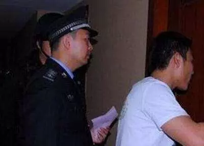 女子出差住酒店,男服務員非說她點了餐,警察來了以後才知道服務員救了她