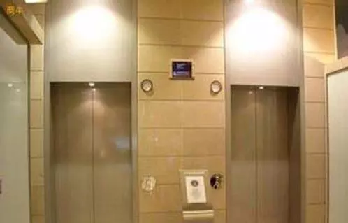 女子出差住酒店,男服務員非說她點了餐,警察來了以後才知道服務員救了她