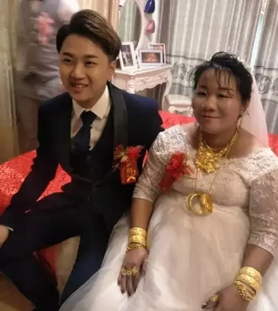 23歲嫩男「爽娶38歲富婆」爸媽超反對!下一秒新娘拿出「超霸氣見面禮」立刻搞定婚禮!