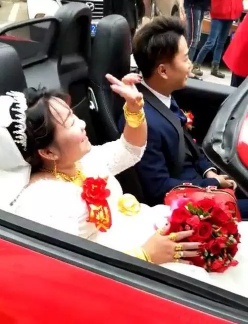 23歲嫩男「爽娶38歲富婆」爸媽超反對!下一秒新娘拿出「超霸氣見面禮」立刻搞定婚禮!