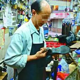 孤兒求鞋店老闆送自己一雙鞋,老闆:「只要你在我店裡打兩天工,就可以得到運動鞋」多年後,他找到店老闆,向他深深鞠了一躬!