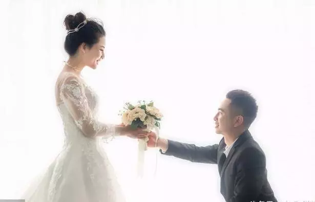 結婚給岳母2萬彩禮,結婚三年商量買房,聽到對話,我如墜冰窖