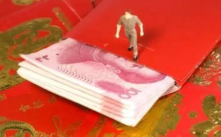 媽生病住院，我把彩禮卡送給她，回家聽到兩聲冷笑，我如墜冰窖