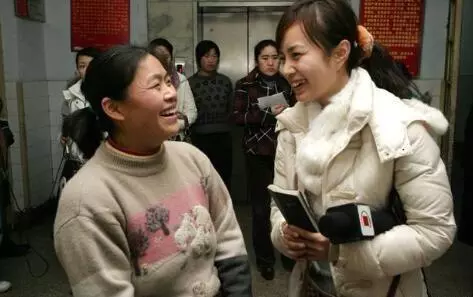 媽生病住院，我把彩禮卡送給她，回家聽到兩聲冷笑，我如墜冰窖