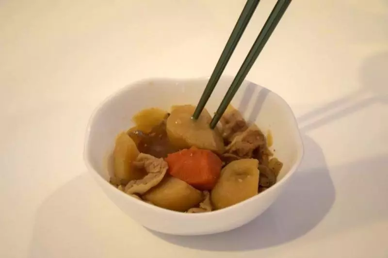 18個沒學好會「丟臉丟到國外去」基本餐桌禮儀,在日本「給小費」反而是一種汙辱?