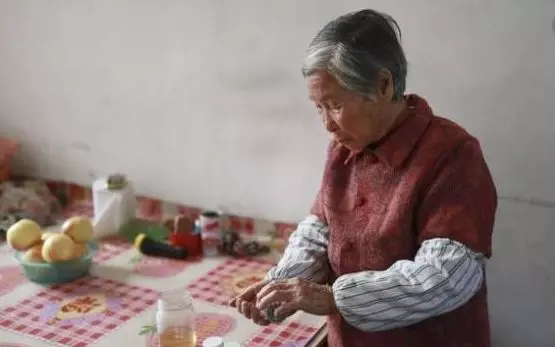 家裡明明停水了,婆婆卻說洗澡洗得很舒服,調出浴室監控,俺淚目