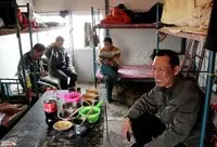 農民工拿一百元假錢去吃飯,老闆看了眼就放進錢箱,隔天農民工帶著一群工友又去了,老闆卻是笑翻天