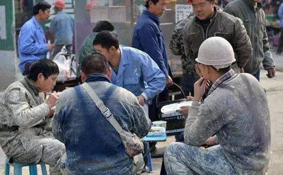 農民工拿一百元假錢去吃飯,老闆看了眼就放進錢箱,隔天農民工帶著一群工友又去了,老闆卻是笑翻天