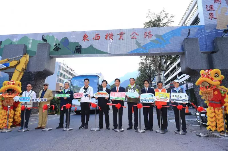 中橫便道開放中巴!居民感動:「等了19年,梨山的美景終於能被看到!」