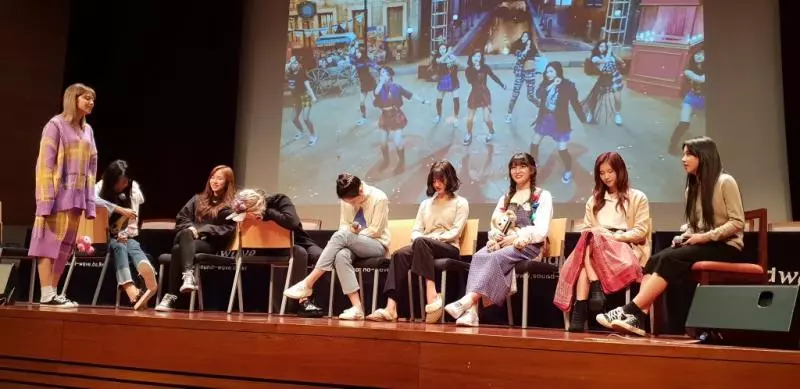 [TWICE][分享]181117 甜美值高達百分之兩百TWICE下午出席迷你6輯首場簽名會