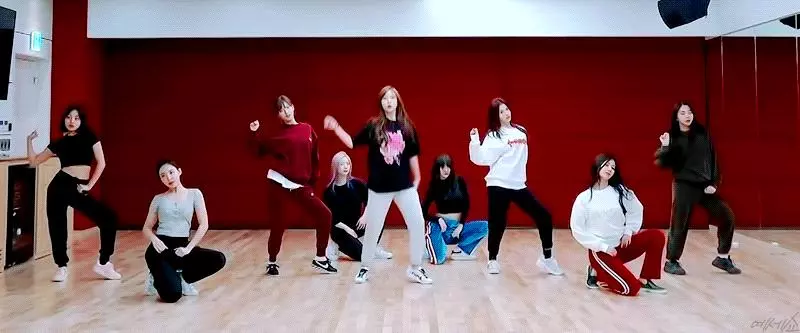 [TWICE][分享]181117 甜美值高達百分之兩百TWICE下午出席迷你6輯首場簽名會