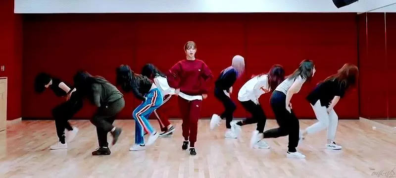 [TWICE][分享]181117 甜美值高達百分之兩百TWICE下午出席迷你6輯首場簽名會
