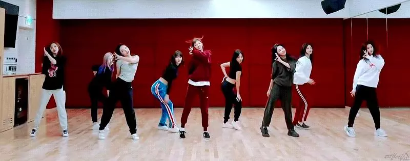 [TWICE][分享]181117 甜美值高達百分之兩百TWICE下午出席迷你6輯首場簽名會