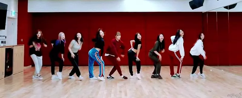 [TWICE][分享]181117 甜美值高達百分之兩百TWICE下午出席迷你6輯首場簽名會