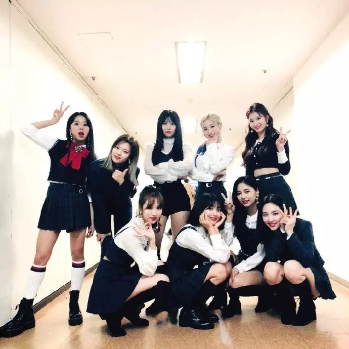 [TWICE][分享]181117 甜美值高達百分之兩百TWICE下午出席迷你6輯首場簽名會
