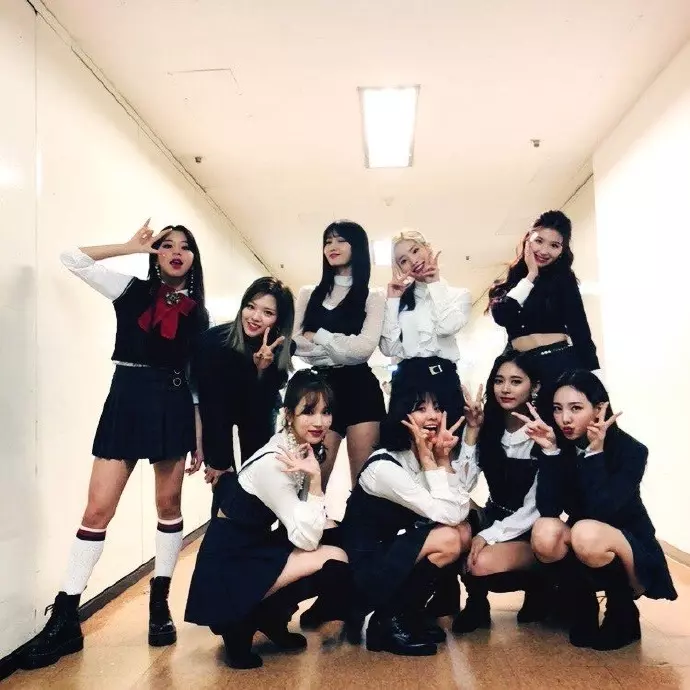 [TWICE][分享]181117 甜美值高達百分之兩百TWICE下午出席迷你6輯首場簽名會
