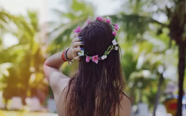 我生女兒婆婆送來一箱舊衣服,準備扔掉發現一個袋子,丈夫紅了眼