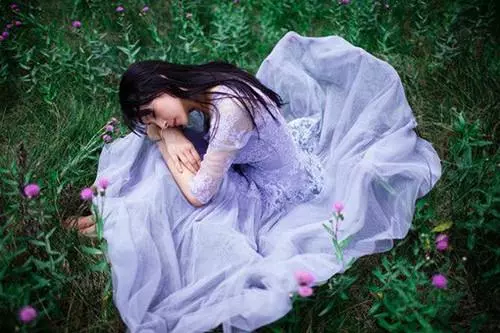 我生女兒婆婆送來一箱舊衣服,準備扔掉發現一個袋子,丈夫紅了眼